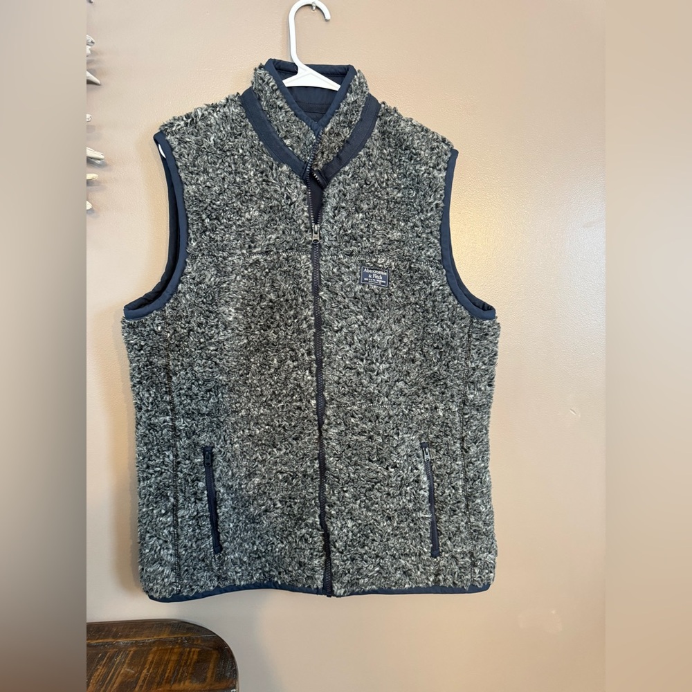 Abercrombie & Fitch zip upβ vest.